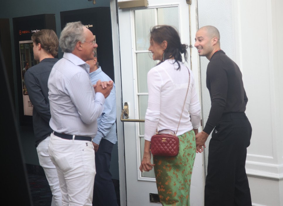 Katie Holmes és Jason Bard Yarmosky barátaikkal érkeztek a Meghívás vetítésére