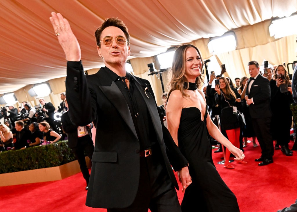 Igen, Robert Downey Jr. jött, látott és győzött. Övé lett 2024-ben a legjobb férfi mellékszereplőnek járó Oscar-díj, amiben jelentős szerepe van az őt támogató nőnek, Susan Downey-nak is, aki producerként karolta fel, és segítette vissza a színészt az A-listás sztárok közé, miután Hollywood kivetette magából drogproblémái miatt a 2000-es években.