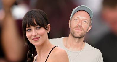 Ez a valódi oka Chris Martin és Dakota Johnson szakításának, a színésznő hihetetlen fájdalmakon ment keresztül