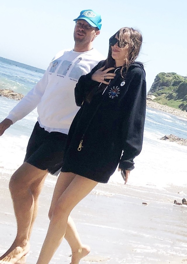 Itt egy plusz tipp Dakota Johnsontól nyaralásra. Lehet, hogy egy oversize kapucnis pulcsit nem vinnél el a nyaralásodra, de egy hűvösebb napon tökéletes viselet akár ruhaként is, ami praktikus, ha szeles, hűvösebb időben is szívesen járkálnál a vízparton