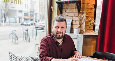 Élőké az elsőbbség - interjú a költő Peer Krisztiánnal