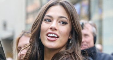 Ashley Graham elképesztő retró frizurát villantott