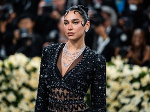 Dua Lipa rizikós pucérruhát vállalt be: átlátszó kreációban vonzotta magára a tekinteteket