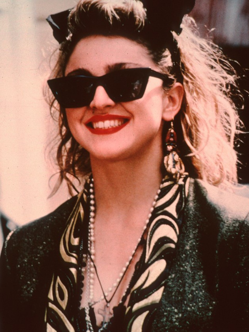  A kétségbeesve keresem Susant című filmben Madonna már mint a korszak stílusikonja jelent meg. A szögletes, nagy napszemüvege bebizonyította, hogy a nőknek se kötelező lágyan ívelt darabokat viselniük.