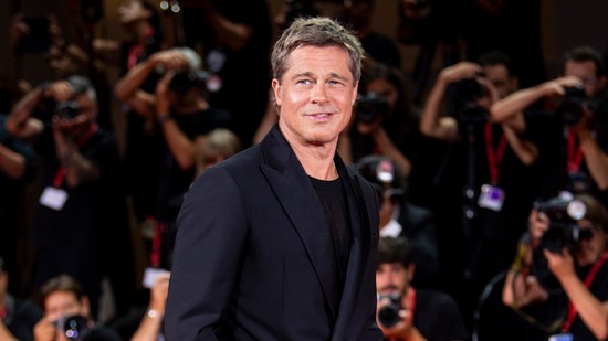 Friss fotók bizonyítják: Brad Pitt soha, egyetlen barátnője mellett sem nézett ki még ennyire jól!