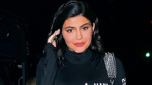 Kylie Jenner elképesztő cuccokban veti magát az éjszakába 3 hónappal a szülés után