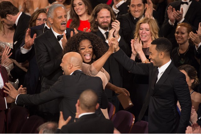 A legjobb betétdalnak járó Oscart Common és John Legend kapta. Oprah Winfrey gratulál.