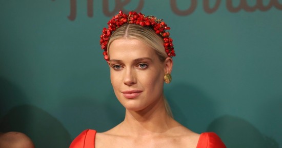 Diana hercegné unokahúga egyszerűen álomszép, Lady Amelia Spencer fürdőruhában élvezi a napsütést