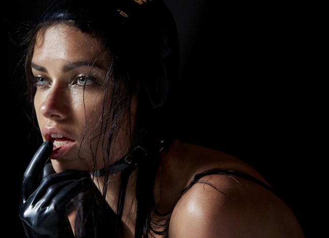 Adriana Lima igéző tekintettel