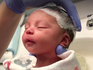 Nem lesz cukibb: megmosták az újszülött baba haját - 30 millióan nézték már meg