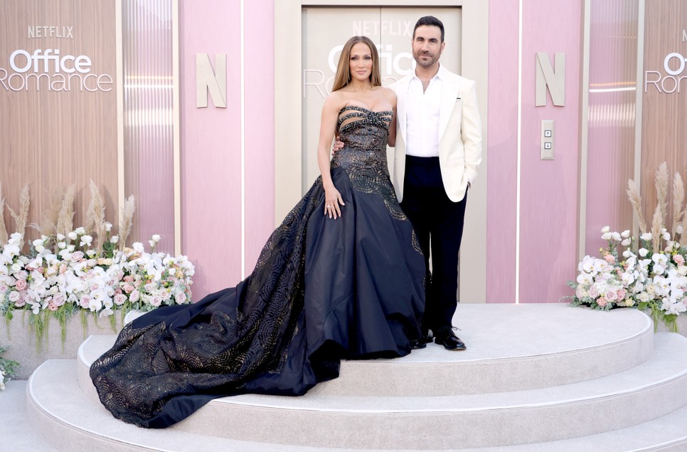 Jennifer Lopez és partnere, Brett Goldstein láthatóan rendkívül közel kerültek egymáshoz a forgatások alatt
