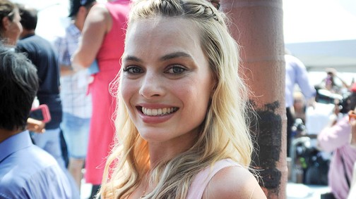 Margot Robbie félig fonott frizurája óriási telitalálat
