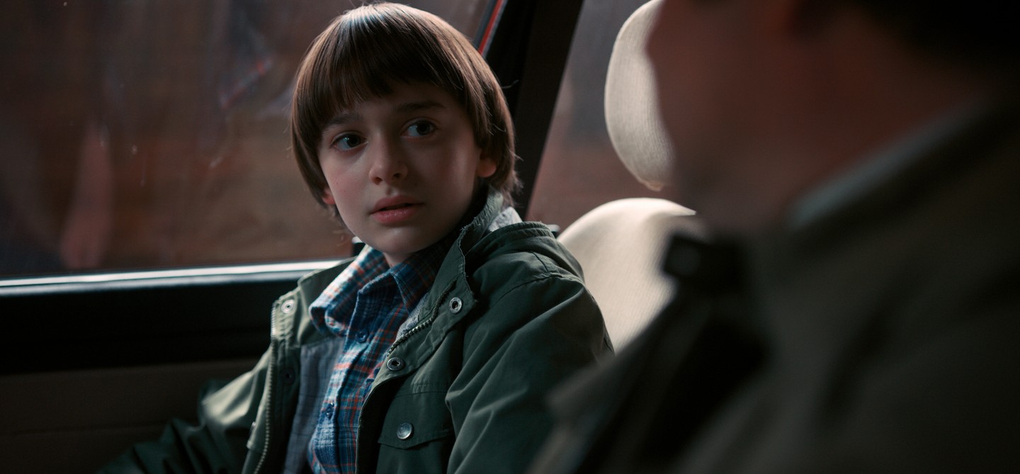 Noah Schnapp Will Byers-t alakítja, akinek Mike-hoz hasonlóan gombaszerű frizurája volt az első évadban.