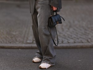 2025 őszén búcsúzz el a kék farmertől: ez a szín veszi át a helyét