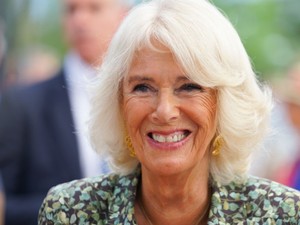 Álomszép részletek Kamilla királyné koronázási ruhájáról, amit eddig sosem láthattunk