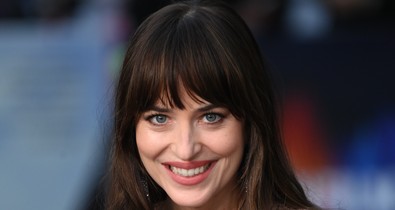 Mivel hordd a bő szárú farmert? Dakota Johnson megmutatja