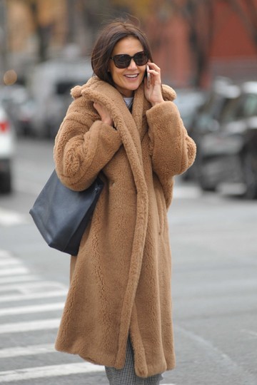 Katie Holmes a Max Mara Teddy kabátjában