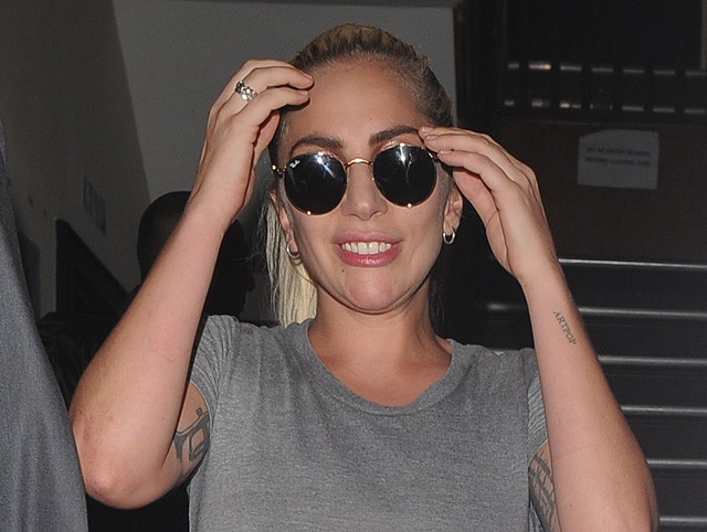 lady gaga, haspóló, cickópóló, mellvillantás, utcai divat, trend