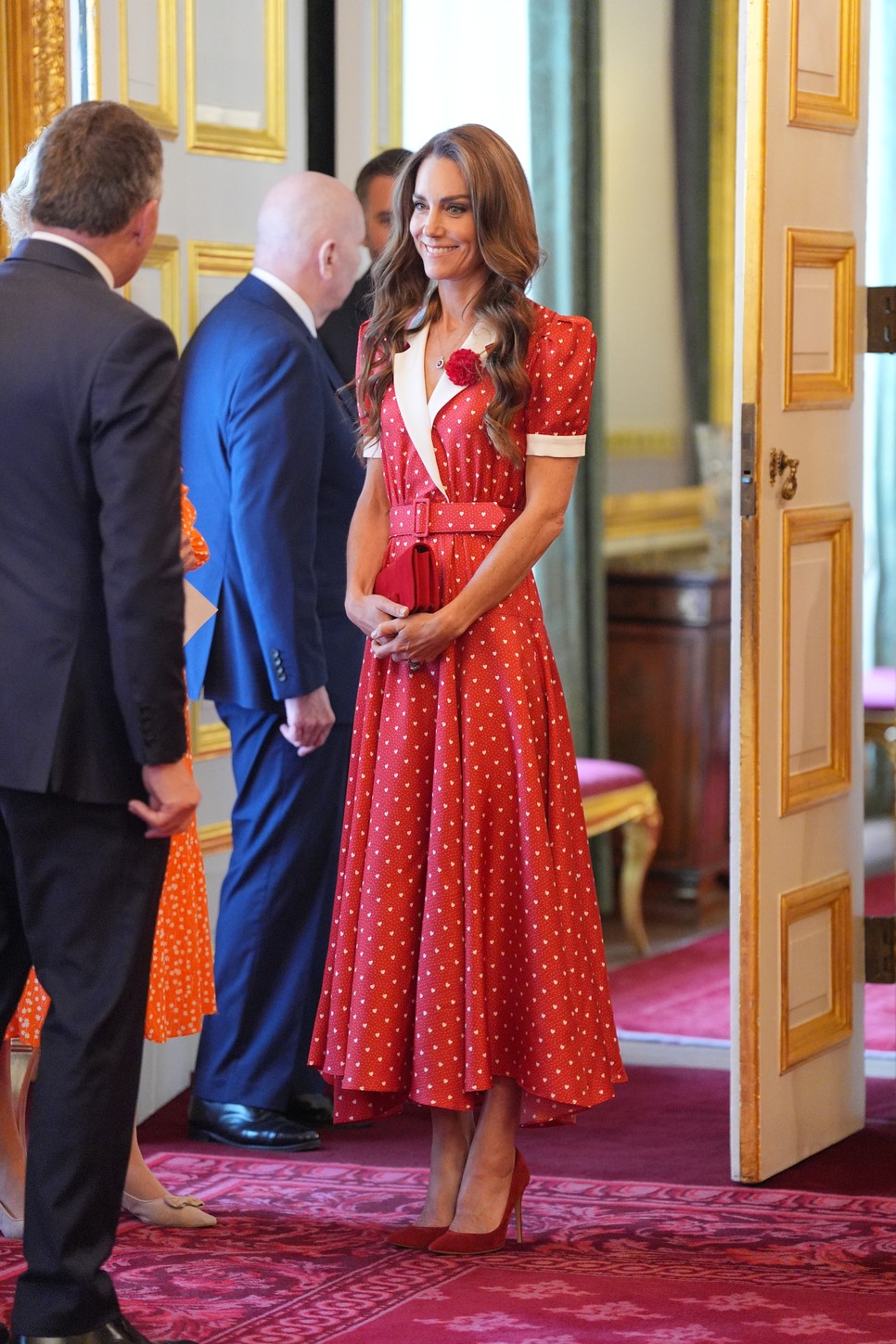 Katalin hercegné romantikus Rodart ruháját Miu Miu magassarkúval és Gianvito Rossi táskával egészítette ki