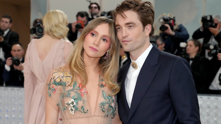 Robert Pattinson és Suki Waterhouse babafotója maga az álom