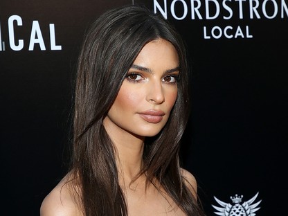 Végre tudjuk, miért szeret ennyire pucérkodni Emily Ratajkowski
