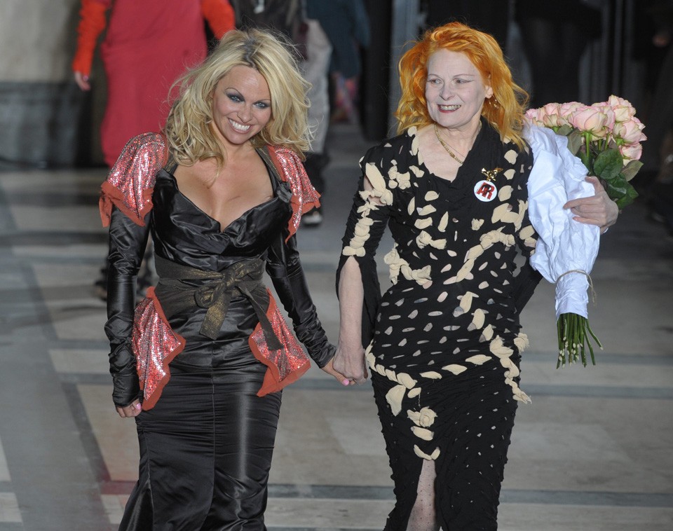  Pamela Anderson és Vivienne Westwood együtt a kifutón