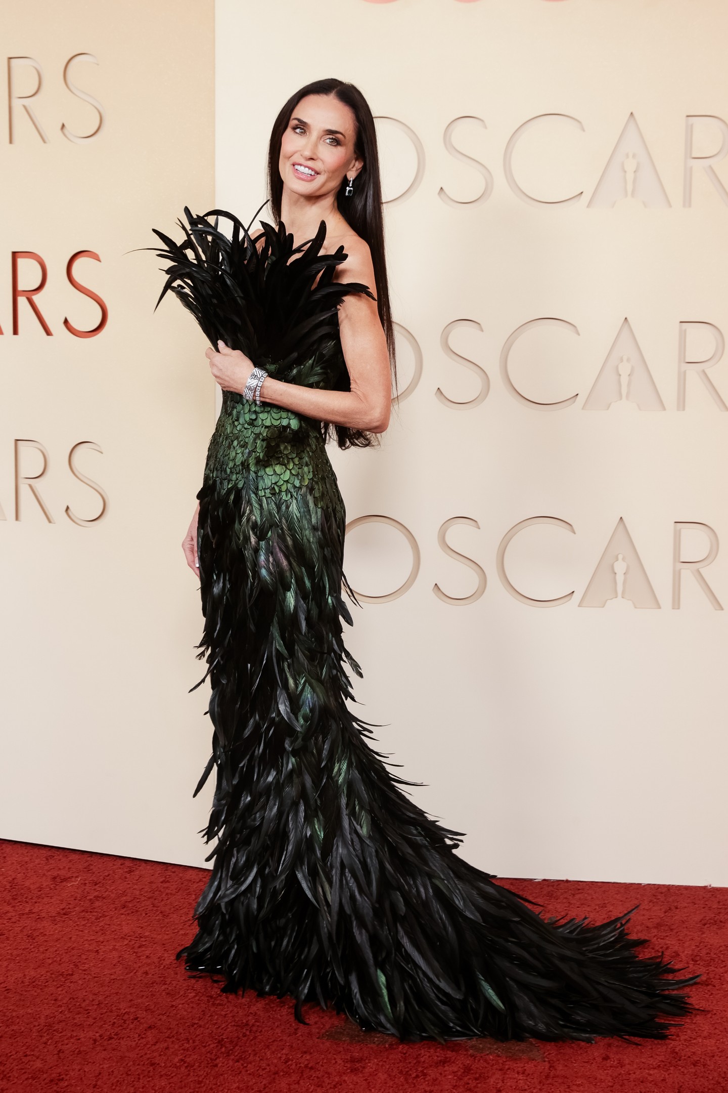 A grúz divattervező, Demna Gucci-kollekciójából származó alkotás nagyon feltűnő belépőt jelentett a színésznő számára, és bár elölről is mutatós volt, a tollas uszály azért még tudta fokozni a hatást. 