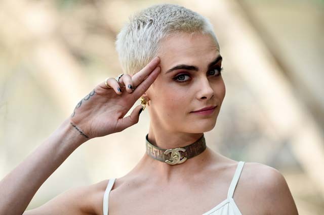 Hihetetlen, de Cara Delevingne-nek még ezek az abszurd frizurák is jól állnak
