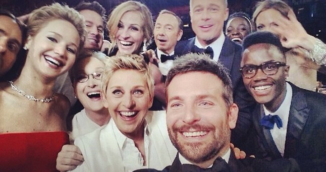 Ez a világ legnagyobb selfije? Hogy is férhet el ennyi szép ember egyszerre egy fotón? Bárcsak Bradley Cooper keze hosszabb lenne, ahogy Ellen is megmondta.