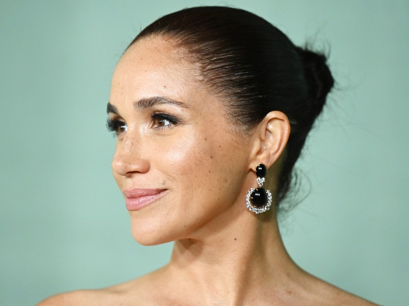 Hollywoodi dívaként pózolt Meghan Markle, Harry herceg felesége káprázatos estélyiben lépett a vörös szőnyegre