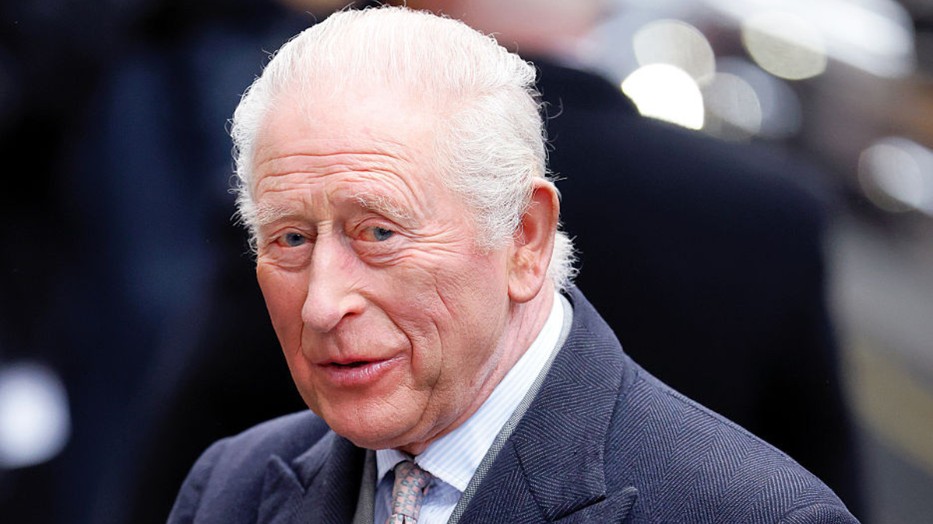 Károly király az édesanyja, II. Erzsébet királynő előtt tiszteleg 