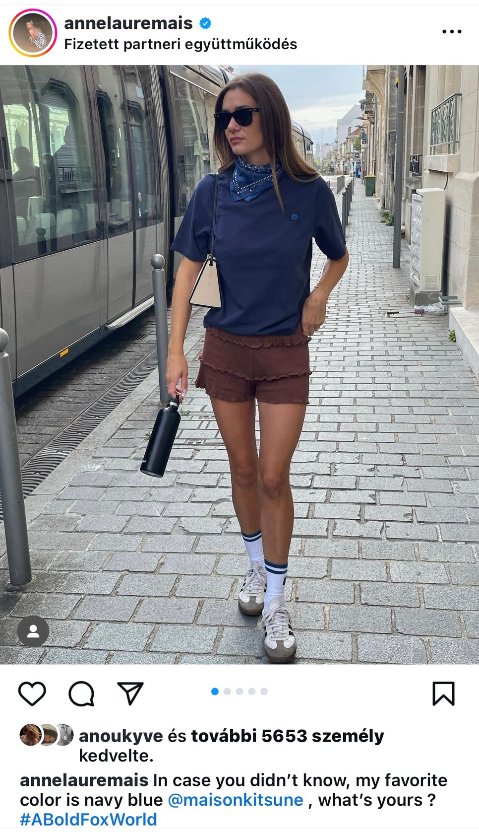 Ha lazább, sportos elemekkel kevered a bloomer sortot, akkor egy egészen egyedi megjelenést tudsz alkotni