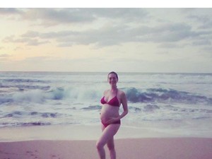 Bikiniben mutatta meg hatalmas pocakját Anne Hathaway!