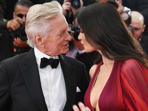 24 év után is halálosan szerelmesek: Catherine Zeta-Jones és Michael Douglas esküvői fotója maga a valóra vált álom