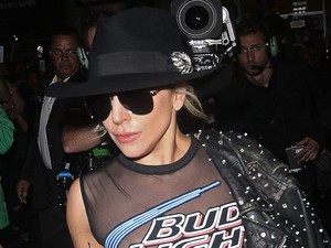 Lady Gaga teljesen átlátszó felsőben akasztotta meg a forgalmat