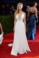 A 2015-ös Met-gálán óriási dekoltázst villantott hófehér estélyi ruhájában. 
