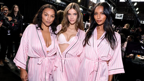 A Victoria's Secret show afterpartiját elárasztották a meztelenruhák: Palvin Barbara és Alessandra Ambrosio is aprócska ruhában bulizott