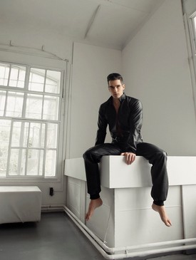 Lakatos Levente bevállalta: hazai tervező extrém ruháiban pózolt