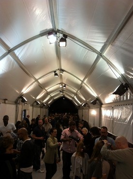 Sürgés-forgás a backstage-ben