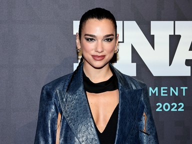 Dua Lipa extrém bikinije meghozza a kedved a nyárhoz