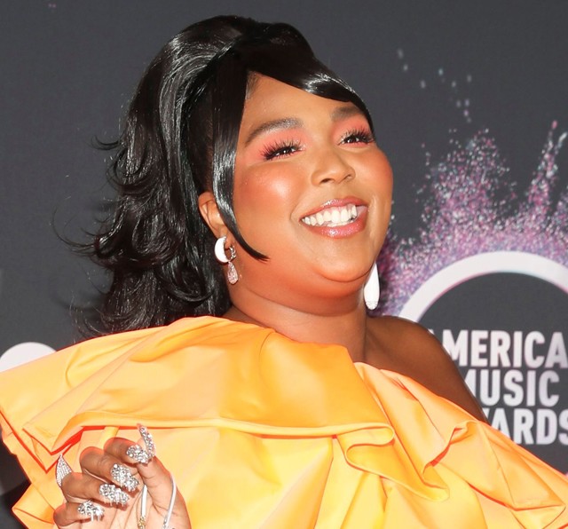 Lizzo a világ legkisebb táskáját vitte magával a vörös szőnyegre