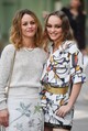 Vanessa Paradis és Lily-Rose Depp - Az énekesnő és lánya, Lily-Rose Depp nemcsak szépségével, hanem egyedi, karakteres vonásaival is kitűnik a tömegből. Mindketten különleges kisugárzással bírnak, amely egyszerre sugall törékenységet és határozottságot. Lily-Rose korán a saját útjára lépett a divat és a film világában, de megjelenésében jól felismerhető az a csodás örökség, amelyet édesanyjától kapott.