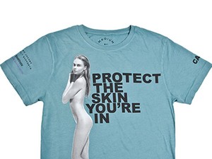 Cara meztelenül kampányol