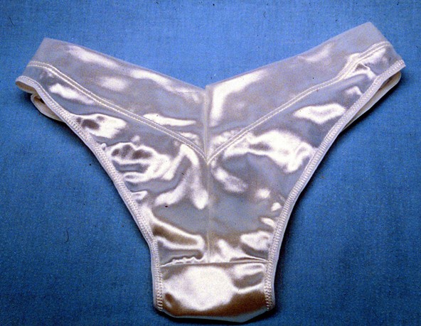 Újra felbukkant a szatén anyag, de a fazon azért 90-es évekbeli. Sarah yorki hercegné bugyija 1992-ből. Vajon ma felvennénk?