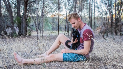 Feladta az állását csak azért, hogy macskájával utazza be a világot! Ilyen életet akarunk!