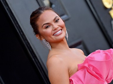 Chrissy Teigen közel két évvel a vetélése után ismét babát vár 