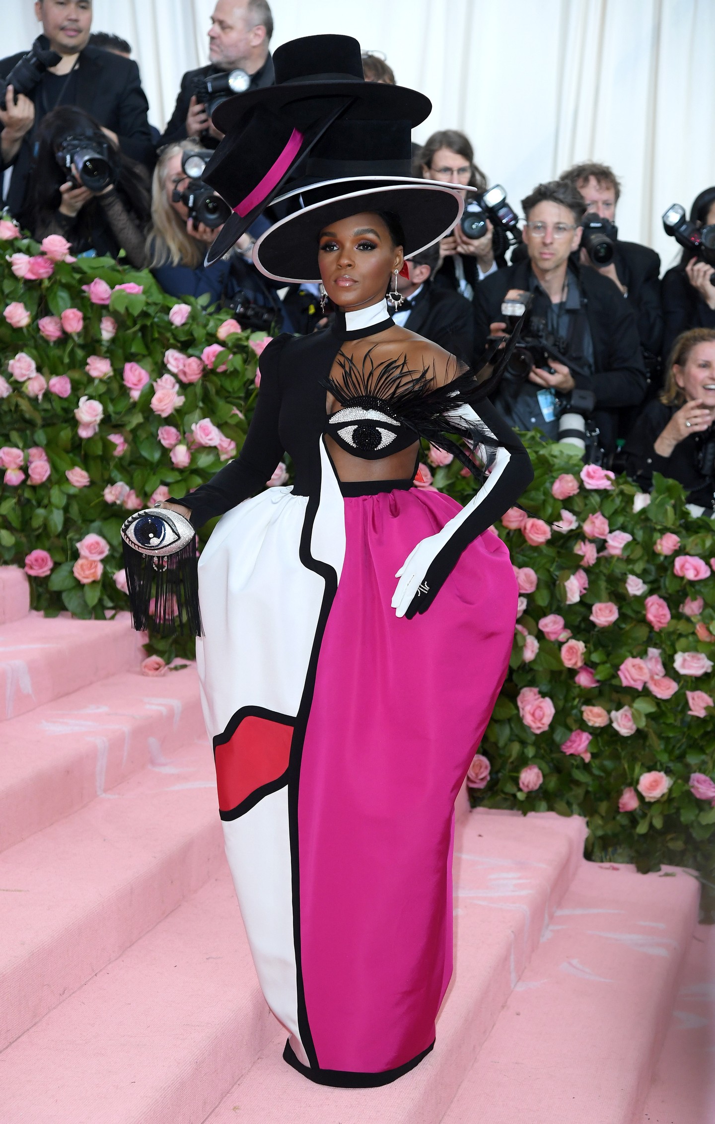 Janelle Monaé a 2019-es Met-gála művészi tartalmát egy magasabb szintre emelte ezzel a Christian Siriano dekontstruált arcú ruhával 