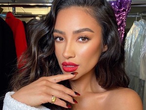 Get the Look: Így készítsd el Shay Mitchell klasszikus karácsonyi sminkjét