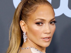 Jennifer Lopez tudja, mi áll neki a legjobban: ebben a ruhában egy hercegnő