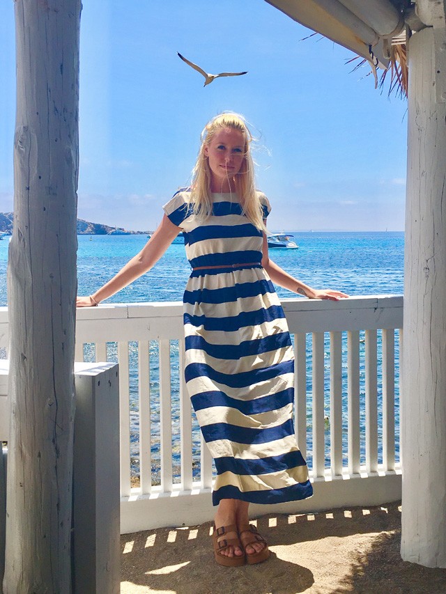 Noémi tengerész mintás ruhát választott a mai ebédhez